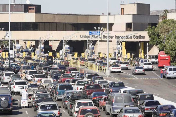 shutterstock_606439271 Border inspection station with heavy vehicle traffic
